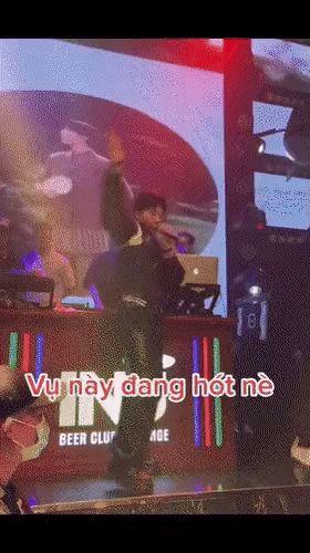 Sau nghi vấn hát nhép, Erik đang diễn đưa luôn mic cho đàn chị Hồ Ngọc Hà chứng minh việc hát live - Hình 4