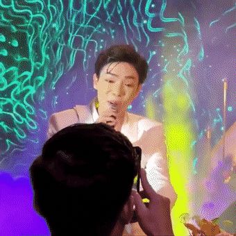 Sau nghi vấn hát nhép, Erik đang diễn đưa luôn mic cho đàn chị Hồ Ngọc Hà chứng minh việc hát live - Hình 1