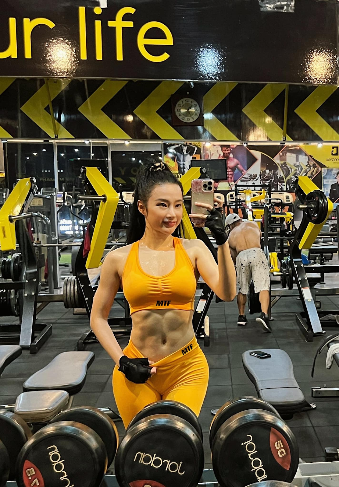 Angela Phương Trinh tiếp tục khoe vai u thịt bắp khiến CĐM khóc thét - Hình 5