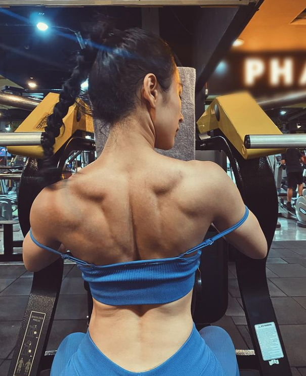 Angela Phương Trinh tiếp tục khoe vai u thịt bắp khiến CĐM khóc thét - Hình 3