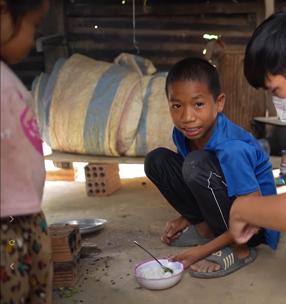 Bé trai 12 tuổi bốc cám, chặt củi nuôi cả nhà 5 người, đau đớn nhìn cha nằm thoi thóp - Hình 4