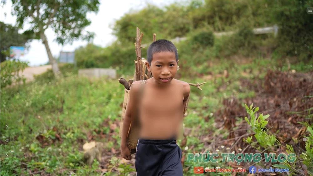 Bé trai 12 tuổi bốc cám, chặt củi nuôi cả nhà 5 người, đau đớn nhìn cha nằm thoi thóp - Hình 3