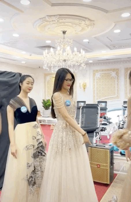 Chỉ xuất hiện 3 giây trong clip dàn thí sinh Miss World Vietnam 2022 khoe dáng, Nam Em gây chú ý vì dáng ngồi độc lạ - Hình 1