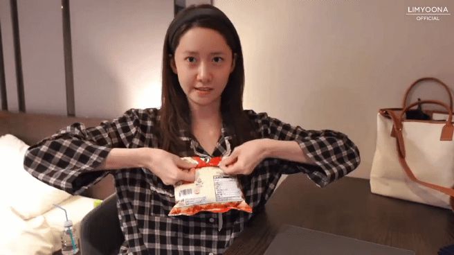 Bà hoàng mẹo vặt gọi tên Yoona: Hướng dẫn cách gói snack ăn dở tiện bất ngờ, khiến gần 1 triệu người phát sốt - Hình 2