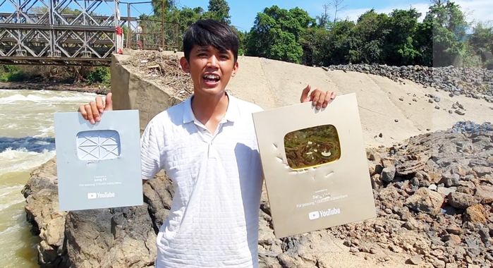 Sang Vlog để ngoài tai khi bị nói giả nghèo, chỉ chăm giúp em nhỏ trong team xây nhà - Hình 1