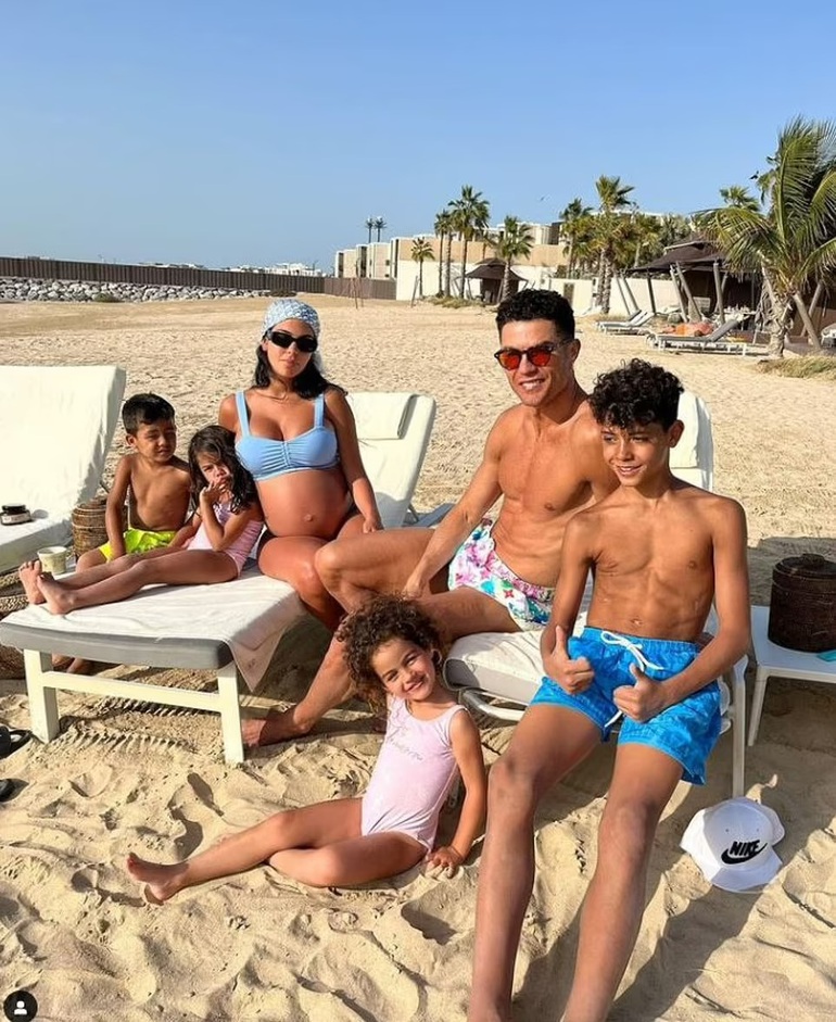 Cristiano Ronaldo xót xa báo tin con trai qua đời, dàn sao thế giới nghẹn ngào chia buồn - Hình 4