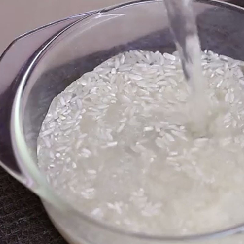 Какой водой заливают рис холодной или горячей. Рисовая вода. Замоченный рис. Рис замоченный в воде. Заливаем рис водой.