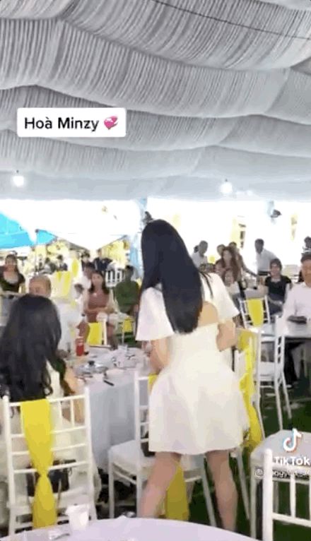 Nhận bó hoa cưới từ bạn, Hoà Minzy nói 1 câu gây chạnh lòng về chuyện kết hôn hậu chia tay bồ thiếu gia - Hình 1