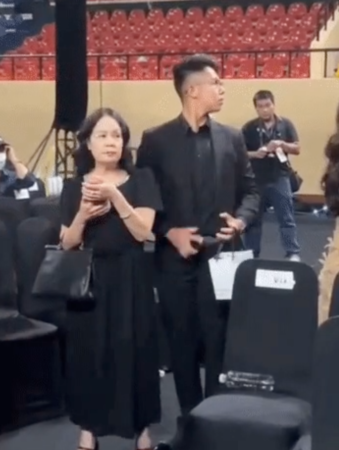 Matt Liu bị tóm trọn khoảnh khắc ân cần chăm sóc mẹ Hương Giang, đúng chuẩn rể quý - Hình 2