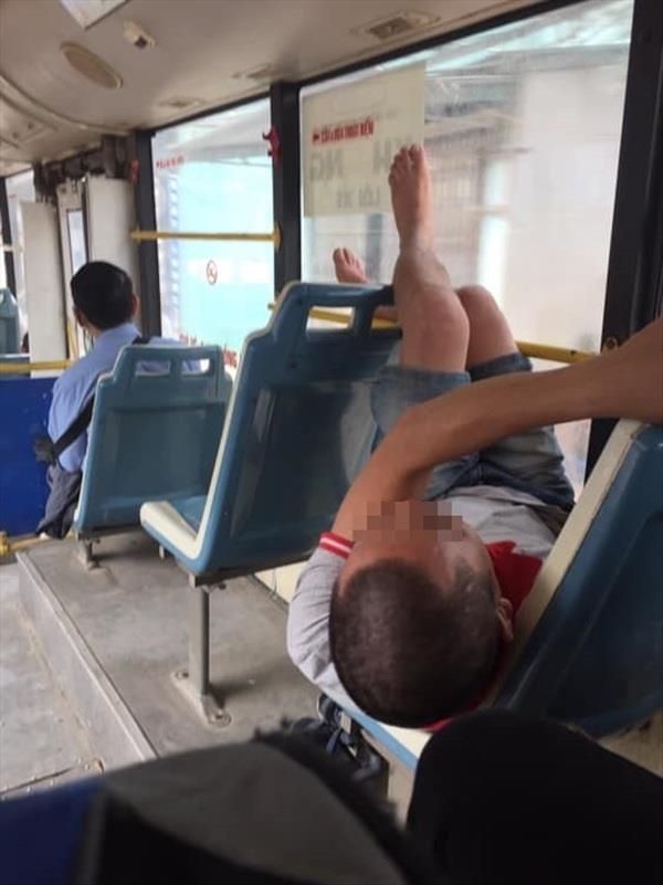 Bị nhắc nhở, cô gái bức xúc giơ chân lên, dí vào mặt tài xế bắt ngửi - Hình 6