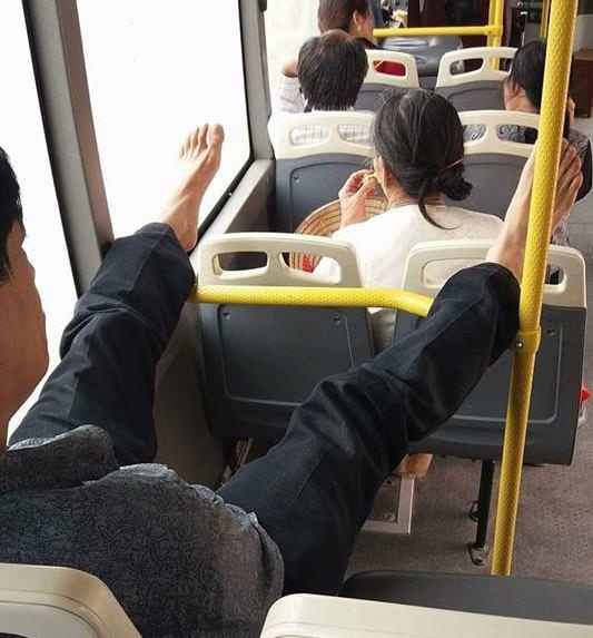 Bị nhắc nhở, cô gái bức xúc giơ chân lên, dí vào mặt tài xế bắt ngửi - Hình 7
