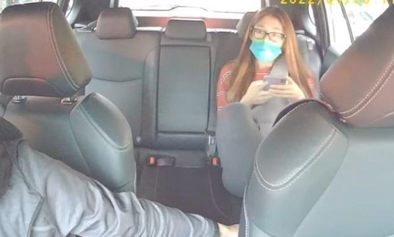 Bị nhắc nhở, cô gái bức xúc giơ chân lên, dí vào mặt tài xế bắt ngửi - Hình 1