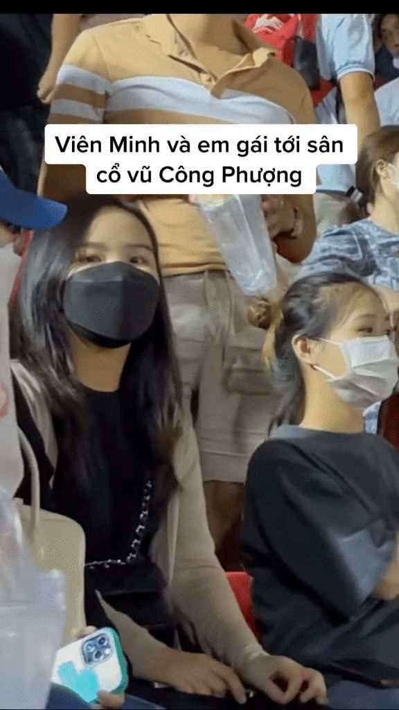 Phát hiện bị quay lén khi đi cổ vũ Công Phượng, Viên Minh liền có một hành động nhỏ nhưng được khen quá tinh tế! - Hình 2