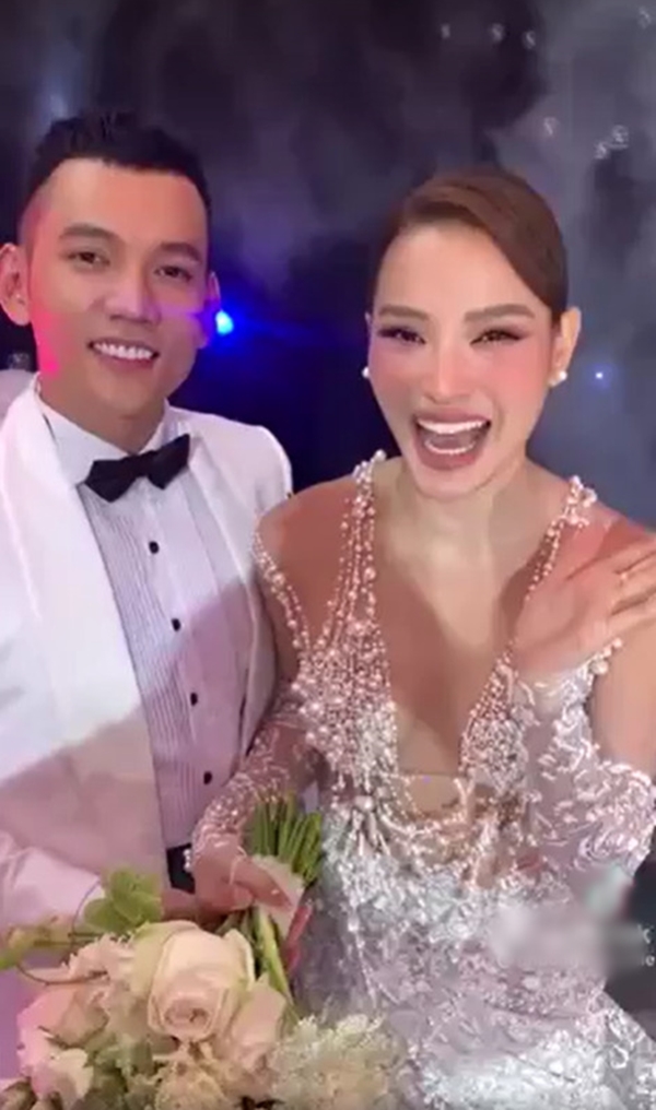 Phương Trinh Jolie vướng ồn ào hậu hôn lễ: Váy cưới nhìn như đồ tắm - Hình 2