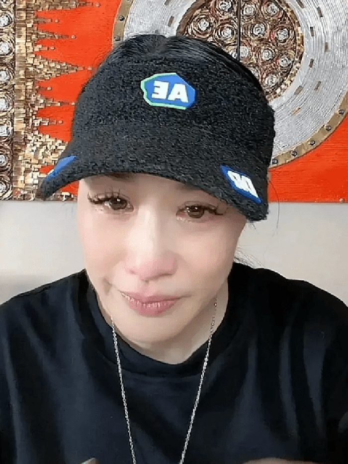 'Bom sex gốc Việt Chung Lệ Đề livestream khóc thảm thiết nói về cuộc sống hôn nhân với chồng kém 12 tuổi - Hình 3