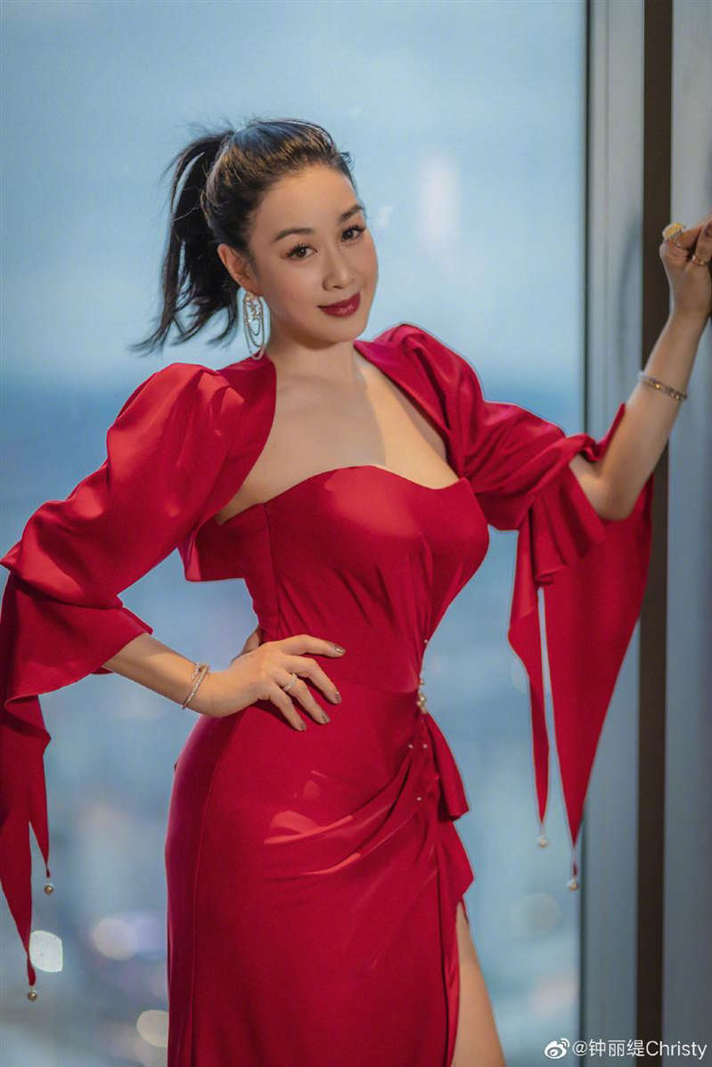 'Bom sex gốc Việt Chung Lệ Đề livestream khóc thảm thiết nói về cuộc sống hôn nhân với chồng kém 12 tuổi - Hình 2