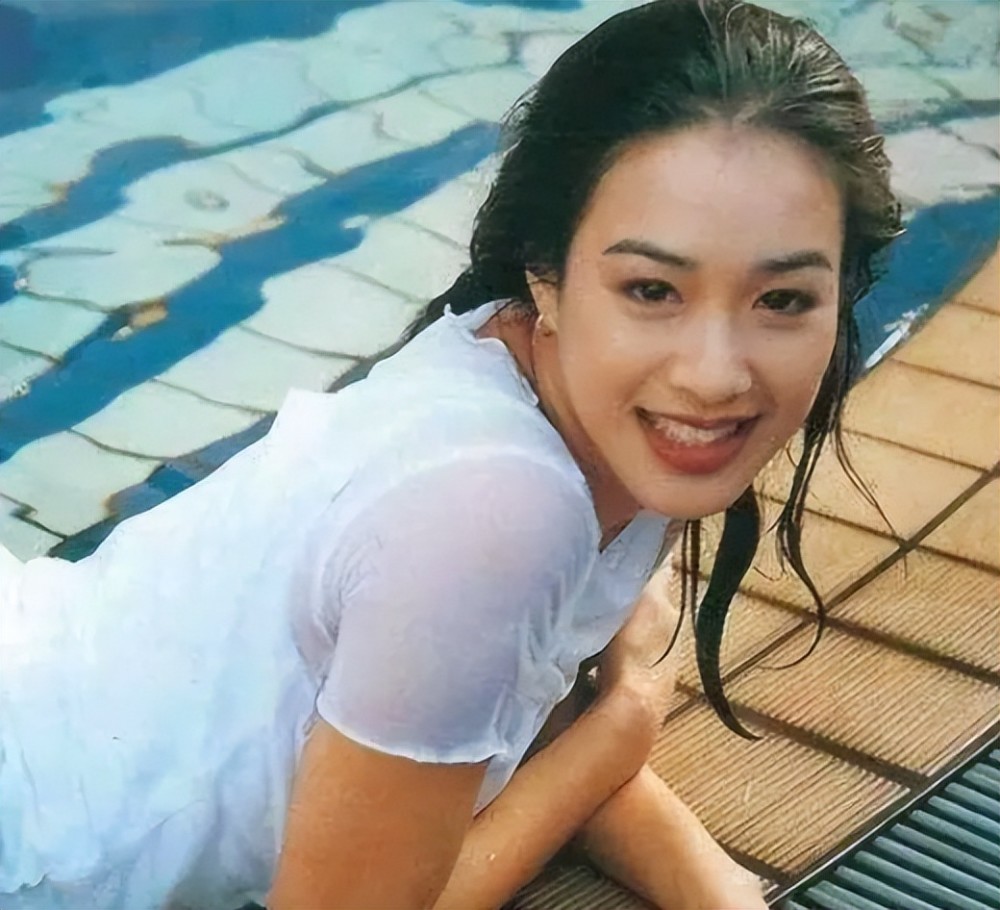 'Bom sex gốc Việt Chung Lệ Đề livestream khóc thảm thiết nói về cuộc sống hôn nhân với chồng kém 12 tuổi - Hình 1