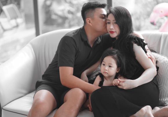 Vân Navy hiếm hoi khoe ảnh gia đình, công chúa nhỏ chiếm spotlight vì điểm đặc biệt - Hình 2