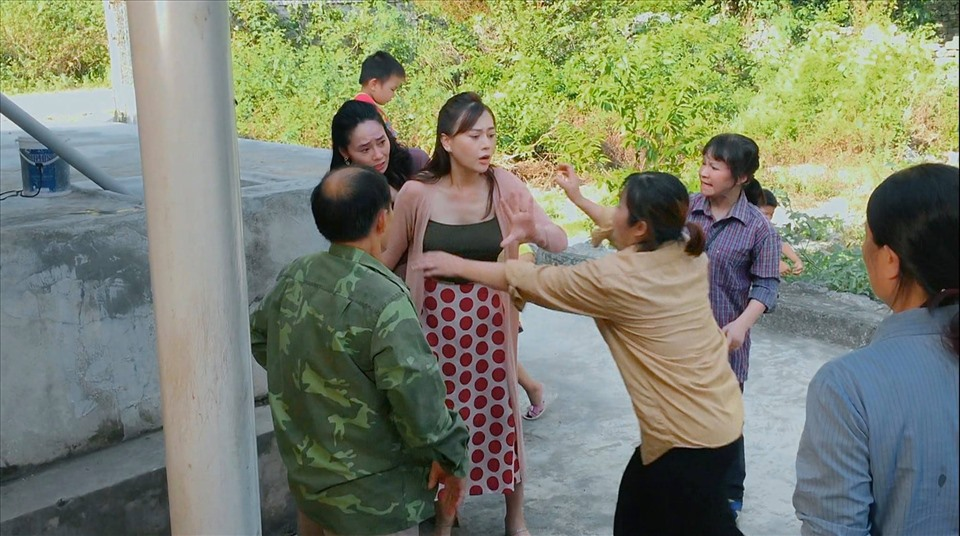 Minh Hằng, Nhã Phương và dàn mỹ nhân Việt lên đồ đi bar 'hết nước chấm' - Hình 5