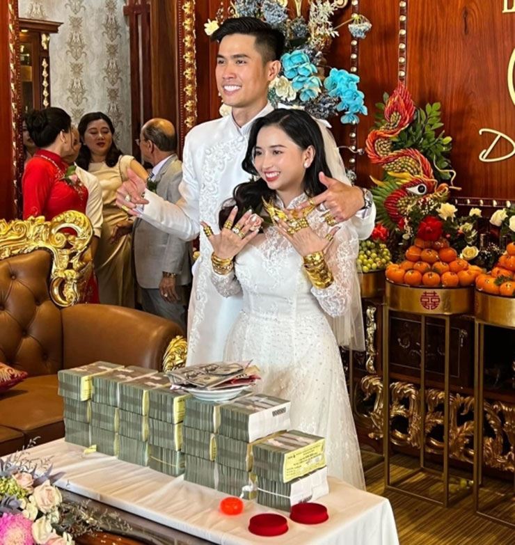 Chú rể Bình Phước phụ cô dâu đeo vàng kín người trong ngày cưới lộ gia thế khủng - Hình 4