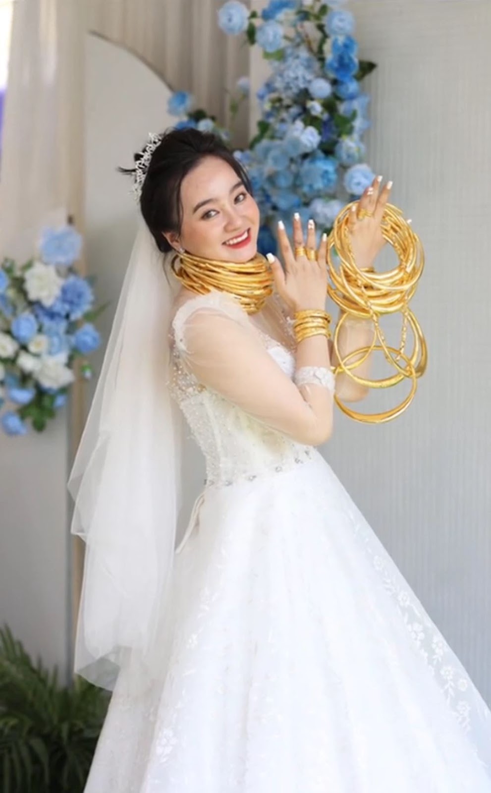 Chú rể Bình Phước phụ cô dâu đeo vàng kín người trong ngày cưới lộ gia thế khủng - Hình 3