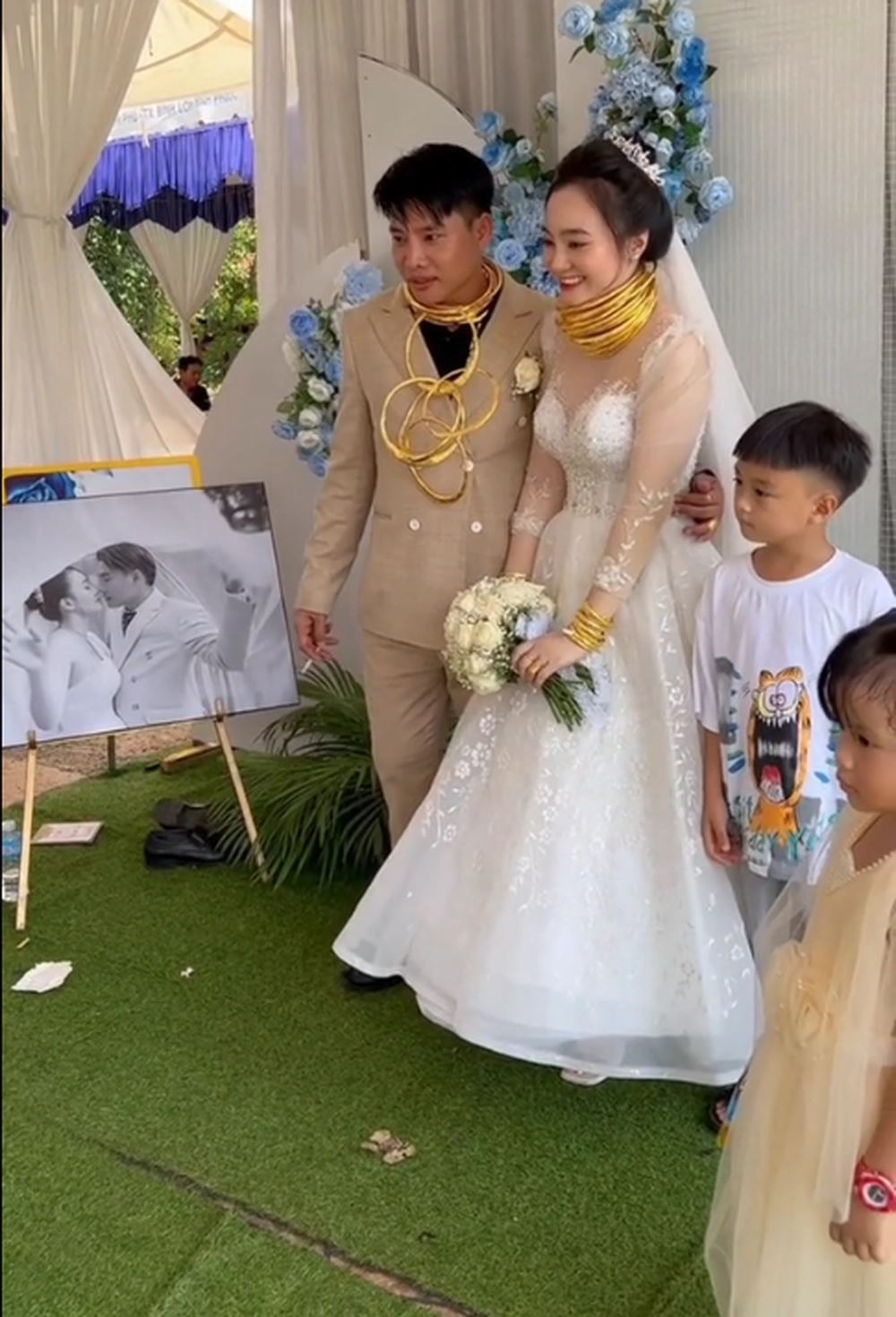 Chú rể Bình Phước phụ cô dâu đeo vàng kín người trong ngày cưới lộ gia thế khủng - Hình 2