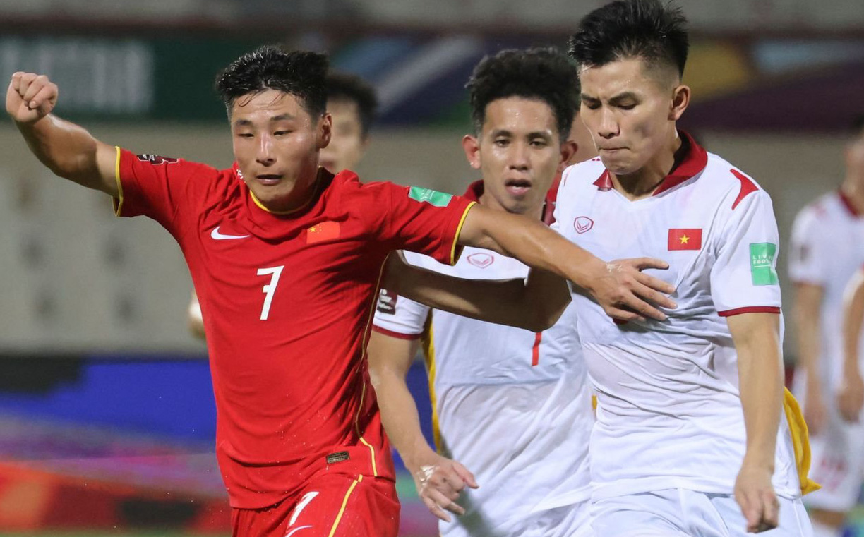 Bi hài: Đội tuyển Trung Quốc bị CĐV xỉa xói, mắng nhiếc thậm tệ vì... chăm chỉ tập luyện - Hình 1