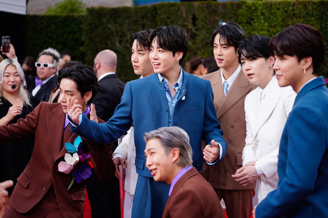 BTS biểu diễn chớp nhoáng tại Grammy 2022 khiến cộng đồng mạng dậy sóng, lọt top trending ngay và luôn! - Hình 5
