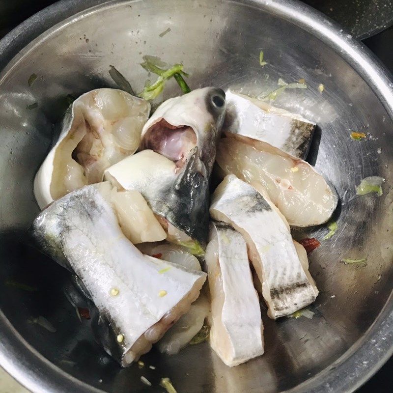Cách làm cá hú kho hành ớt cay thơm đậm đà đưa cơm cho cả nhà - Hình 8
