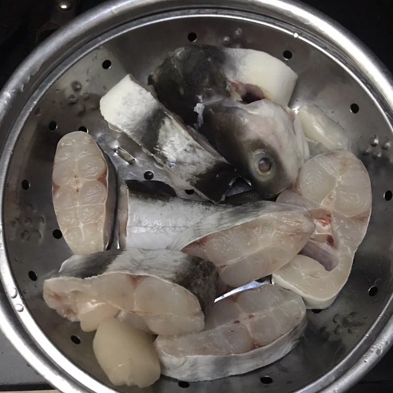 Cách làm cá hú kho hành ớt cay thơm đậm đà đưa cơm cho cả nhà - Hình 3