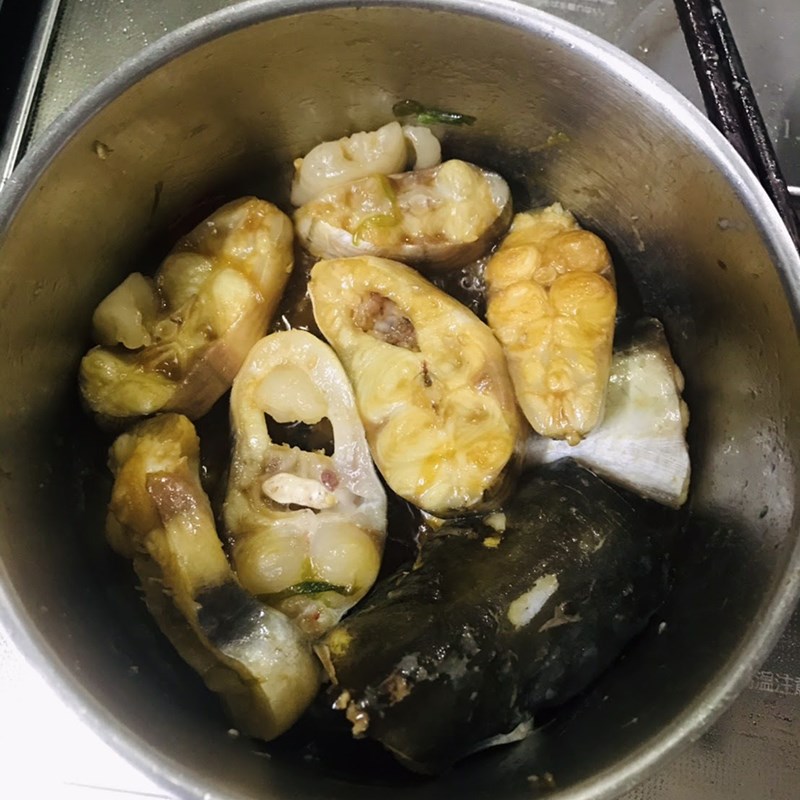 Cách làm cá hú kho hành ớt cay thơm đậm đà đưa cơm cho cả nhà - Hình 10