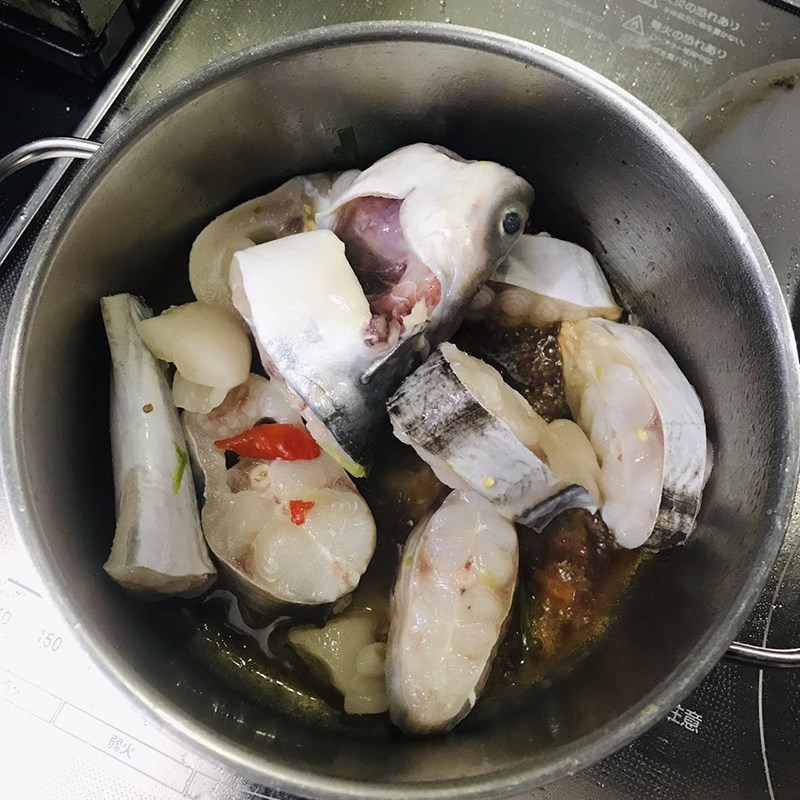 Cách làm cá hú kho hành ớt cay thơm đậm đà đưa cơm cho cả nhà - Hình 9