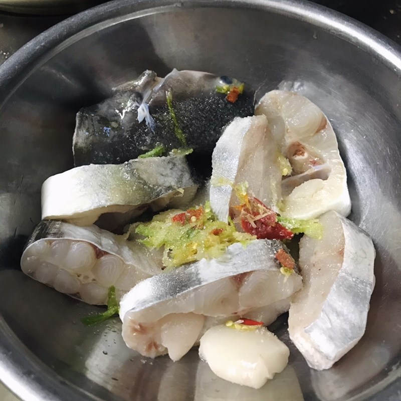 Cách làm cá hú kho hành ớt cay thơm đậm đà đưa cơm cho cả nhà - Hình 7