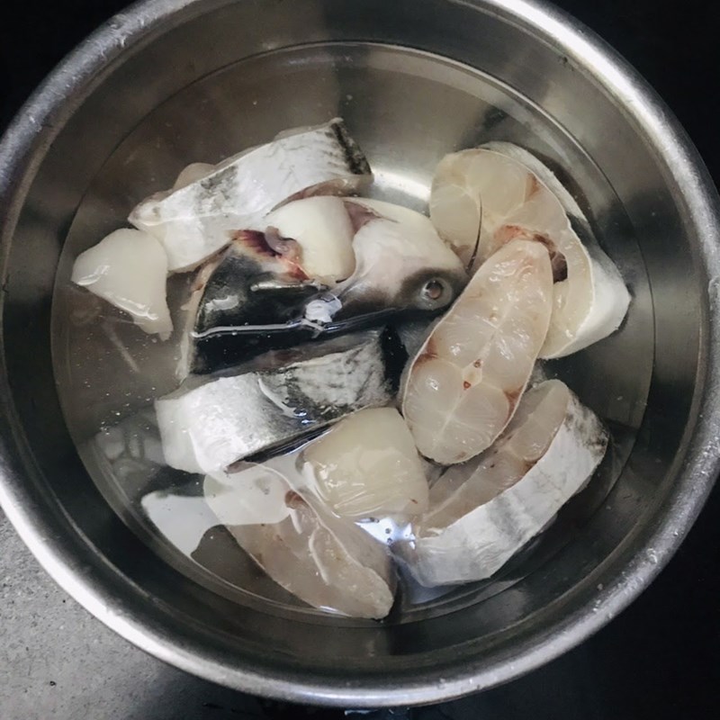 Cách làm cá hú kho hành ớt cay thơm đậm đà đưa cơm cho cả nhà - Hình 2