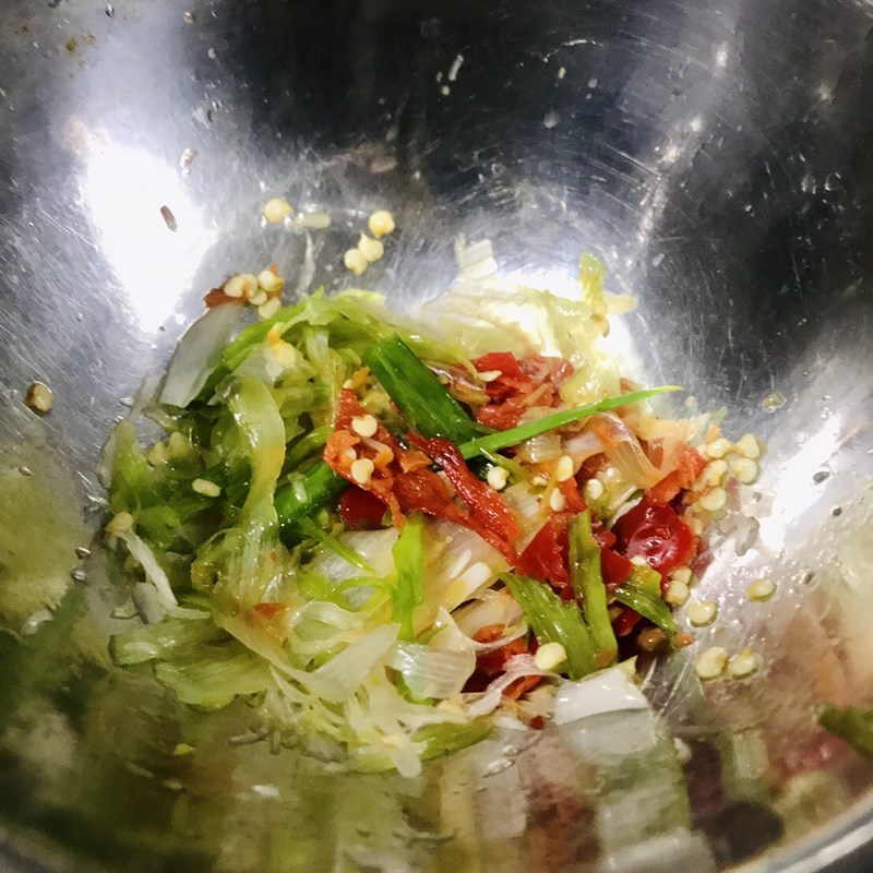 Cách làm cá hú kho hành ớt cay thơm đậm đà đưa cơm cho cả nhà - Hình 6