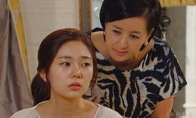 Con gái khinh bố mẹ nghèo cấm đến tiệc cưới, lén nhìn tôi gặp ác mộng khi thấy chú rể - Hình 1