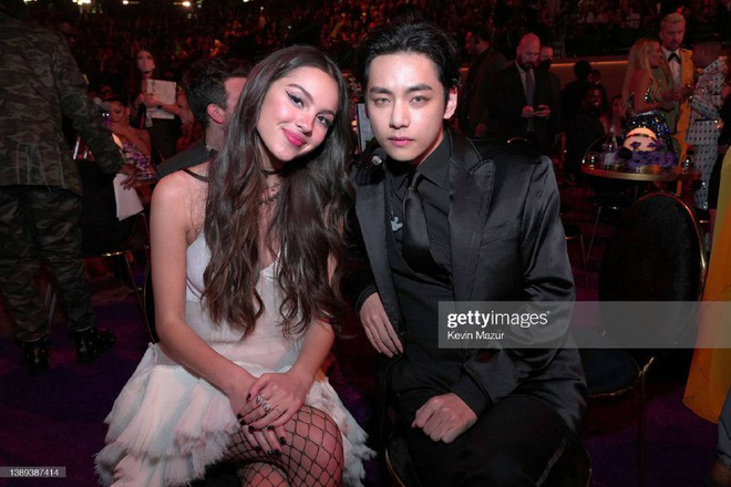 HOT NHẤT Grammy 2022: V (BTS) siêu đẹp trai thì thầm hôn má Olivia Rodrigo khiến cả triệu fan PHÁT CUỒNG! - Hình 8