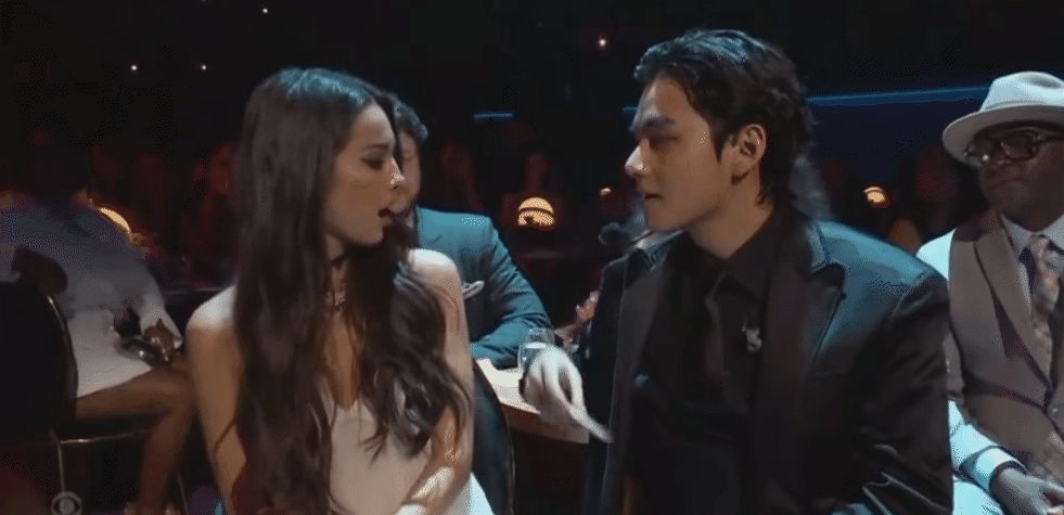 HOT NHẤT Grammy 2022: V (BTS) siêu đẹp trai thì thầm hôn má Olivia Rodrigo khiến cả triệu fan PHÁT CUỒNG! - Hình 6