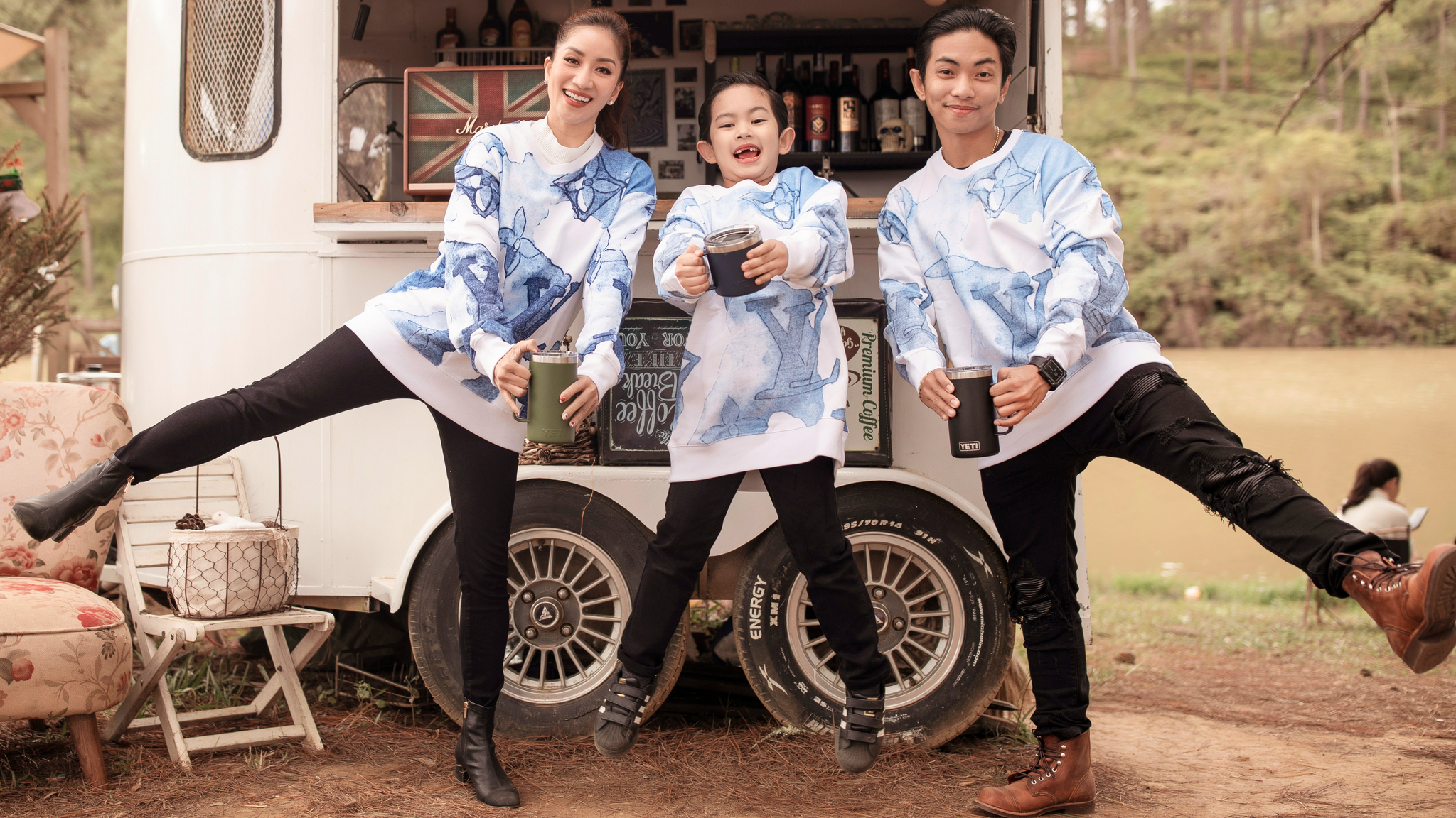 Khánh Thi - Phan Hiển đưa con đi chơi trước khi tập trung cho SEA Games - Hình 1