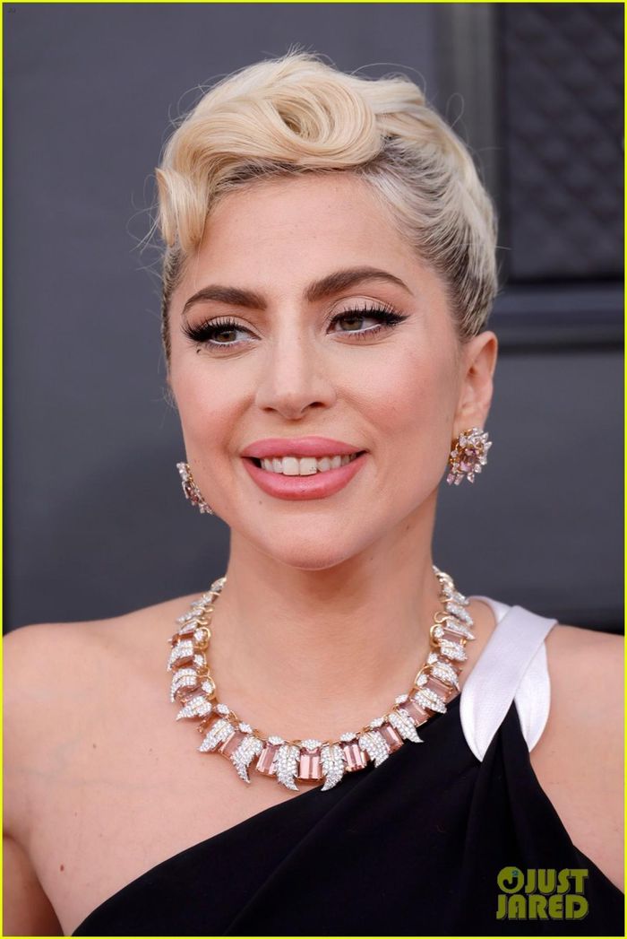 Lady Gaga đẹp quyến rũ trên thảm đỏ Lễ trao giải Grammy 2022 - Hình 2