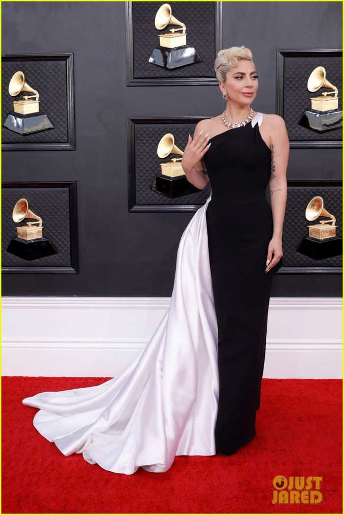 Lady Gaga đẹp quyến rũ trên thảm đỏ Lễ trao giải Grammy 2022 - Hình 7
