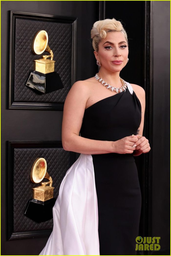 Lady Gaga đẹp quyến rũ trên thảm đỏ Lễ trao giải Grammy 2022 - Hình 4