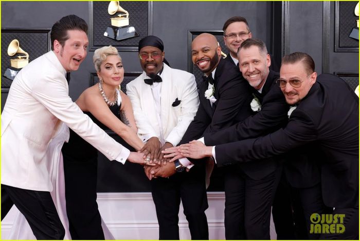 Lady Gaga đẹp quyến rũ trên thảm đỏ Lễ trao giải Grammy 2022 - Hình 8
