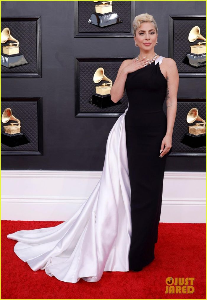 Lady Gaga đẹp quyến rũ trên thảm đỏ Lễ trao giải Grammy 2022 - Hình 5