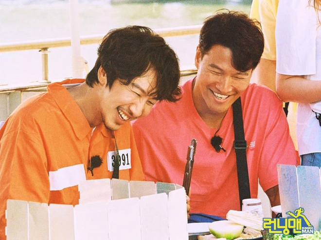 Lee Kwang Soo xứng đáng nhận 100 điểm khéo léo khi bị Kim Jong Kook hỏi khó về chuyện Running Man - Hình 3