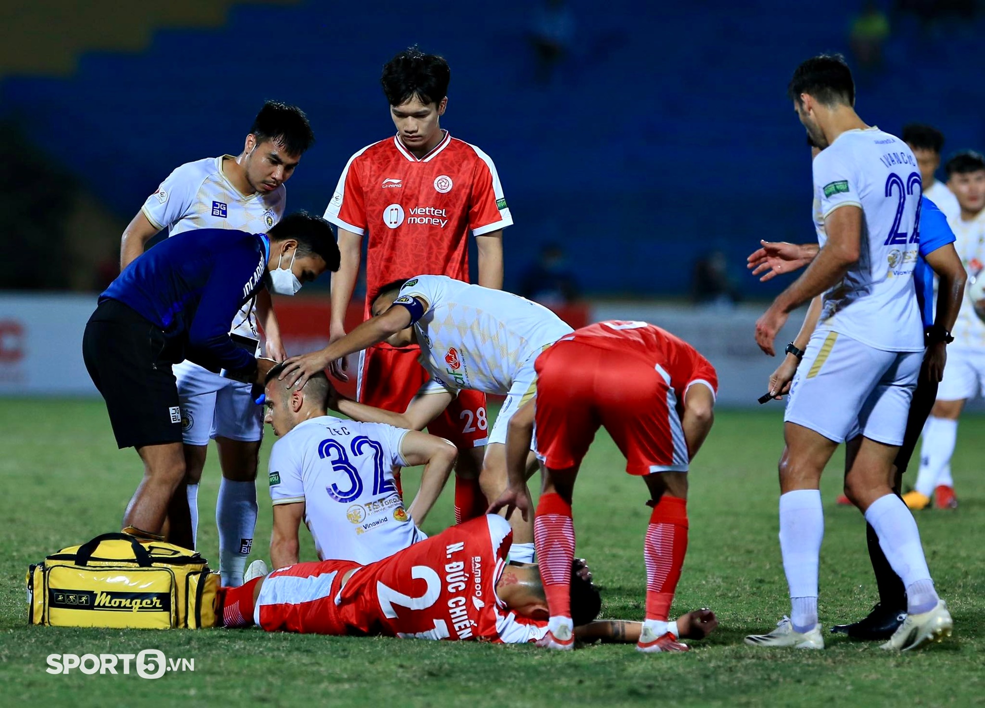 Ngoại binh Hà Nội FC chảy máu, Văn Quyết nhanh tay sơ cứu - Hình 3