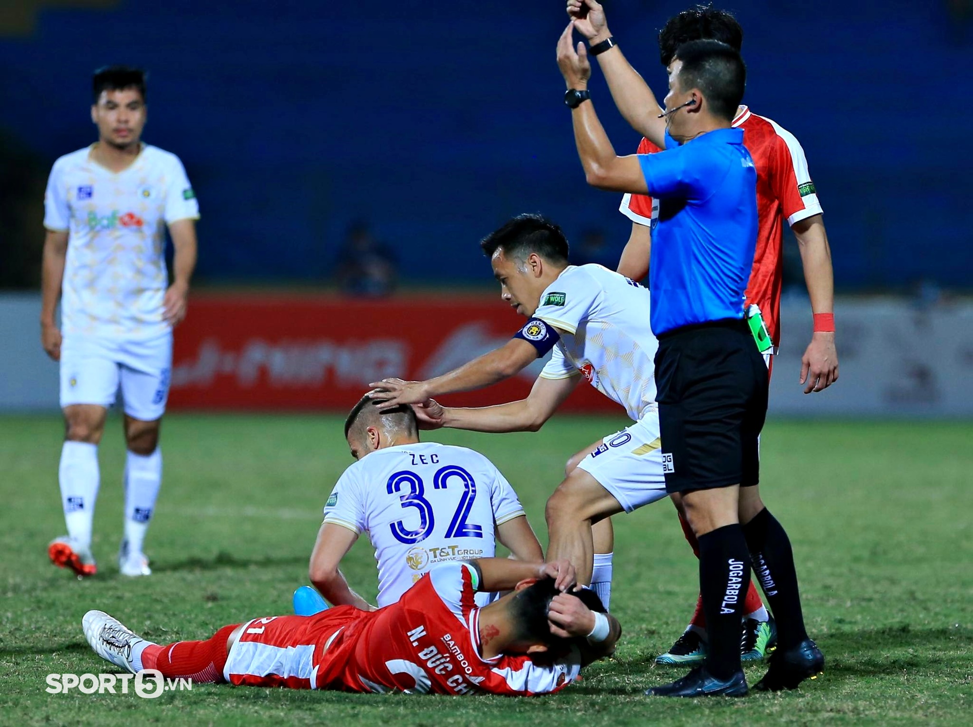 Ngoại binh Hà Nội FC chảy máu, Văn Quyết nhanh tay sơ cứu - Hình 2