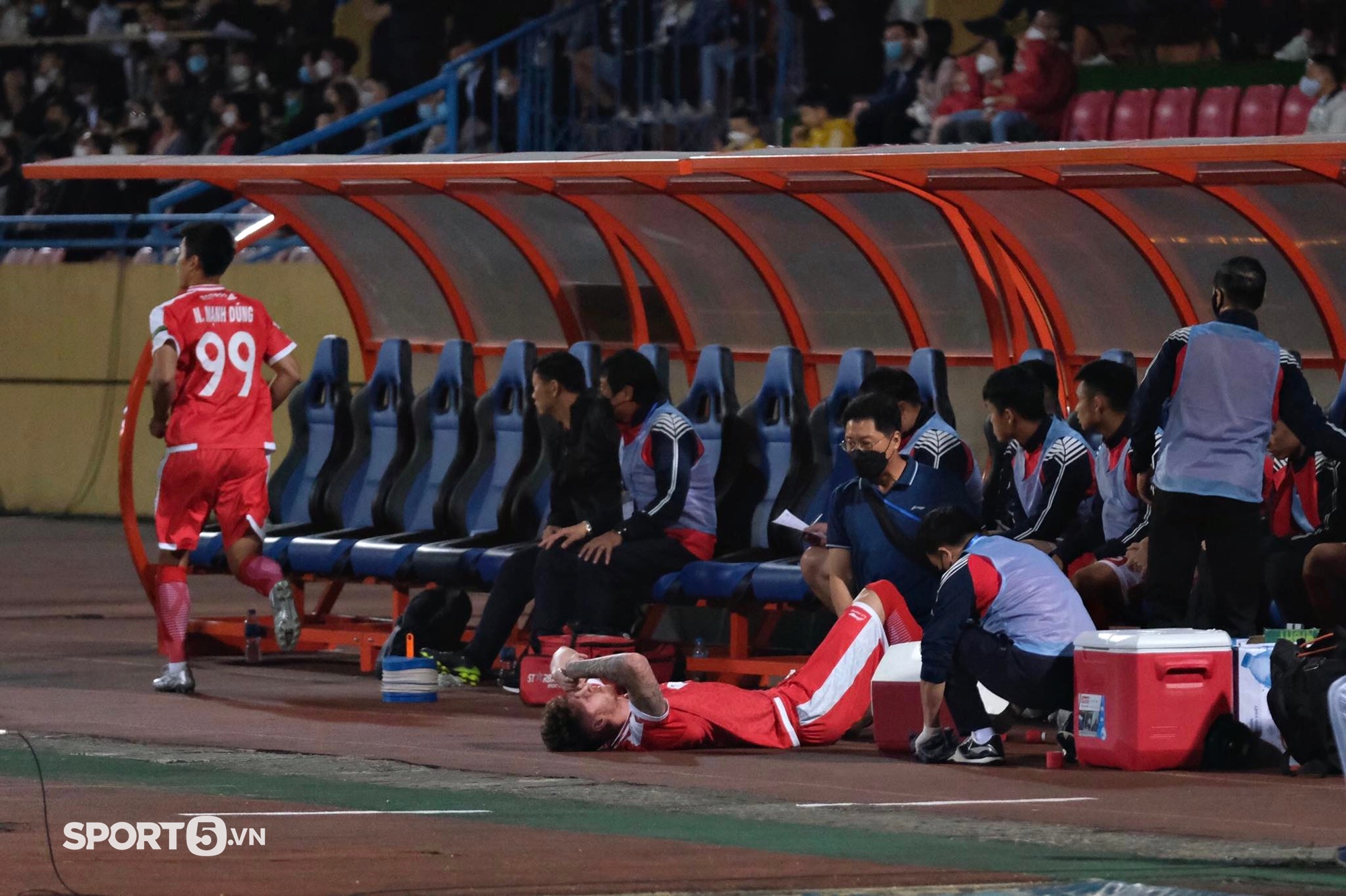 Ngoại binh Hà Nội FC chảy máu, Văn Quyết nhanh tay sơ cứu - Hình 6