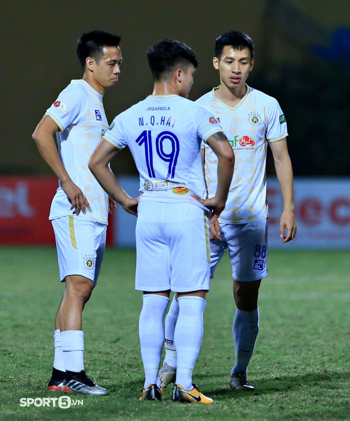 Ngoại binh Hà Nội FC chảy máu, Văn Quyết nhanh tay sơ cứu - Hình 8