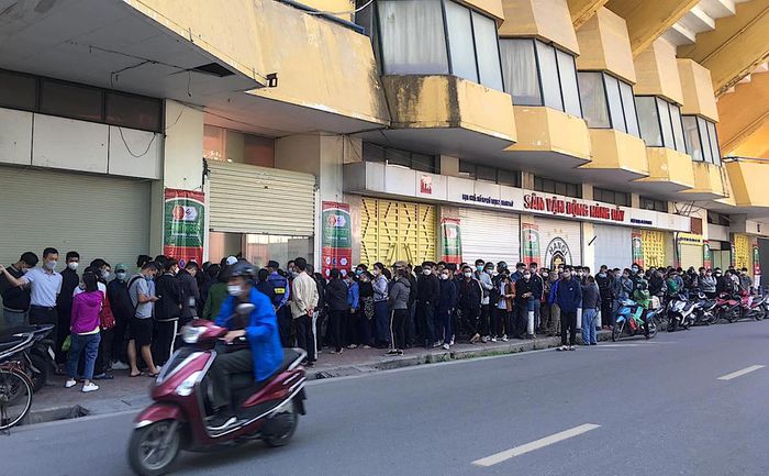 Người hâm mộ xếp hàng mua vé xem trận cuối của Quang Hải - Hình 1